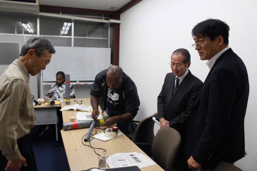 高知大学にて雨量計製作実習（学長視察）