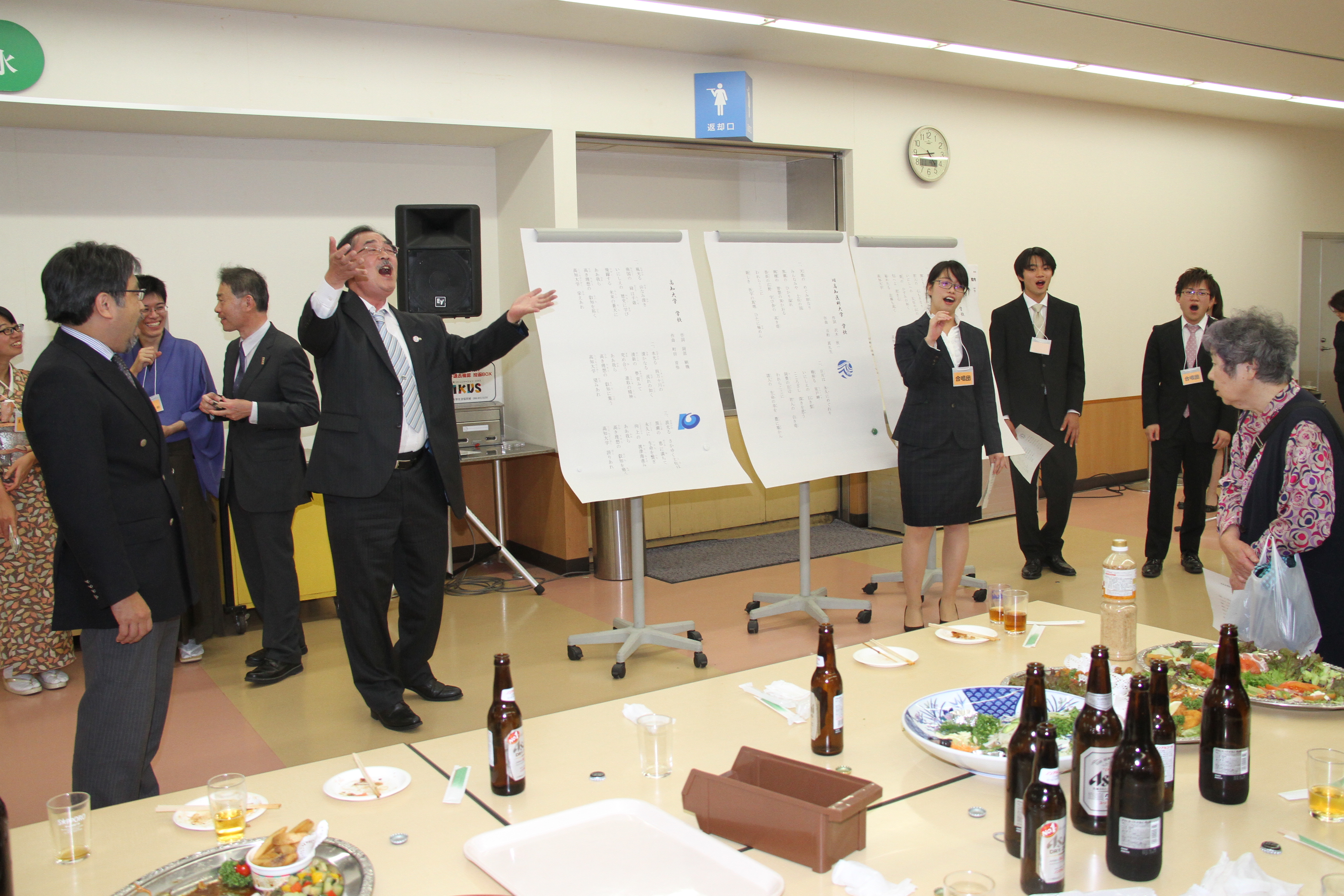 21_懇親会（合唱団員と学歌を歌う櫻井学長）.JPG